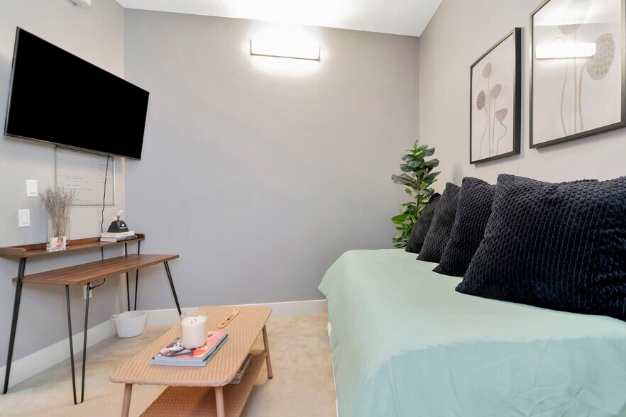 Guest bedroom or Home Office - 111 N 12th St