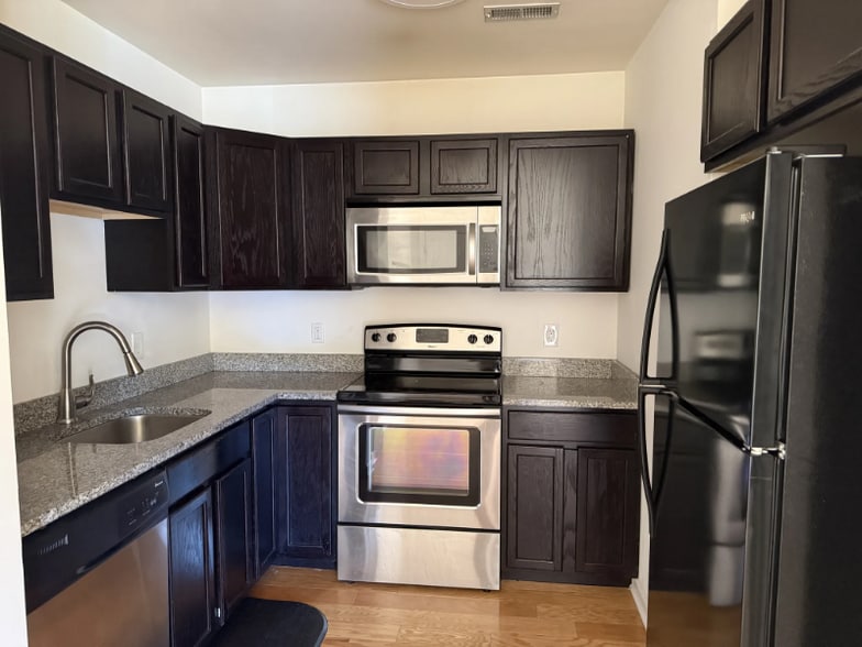 Building Photo - 525 Union St