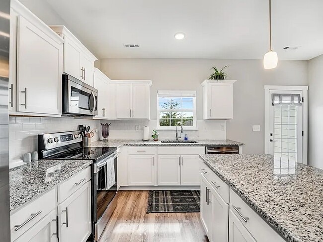 Building Photo - Amazing 3BR Townhome in Goodlettsville