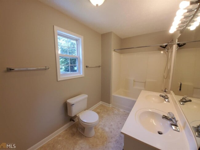 Building Photo - 124 Westwood Rd