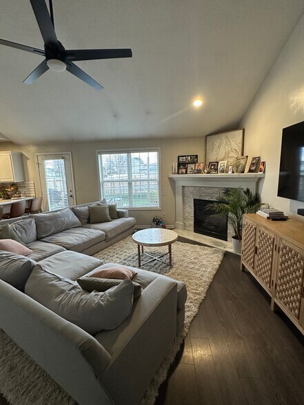 Building Photo - 9527 Acacia Psge