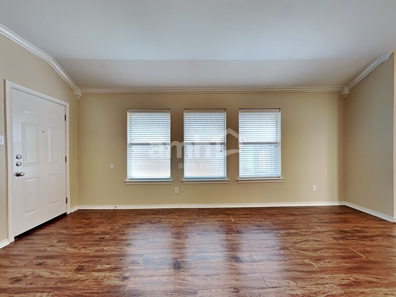 Building Photo - 1004 Lake Ridge Dr