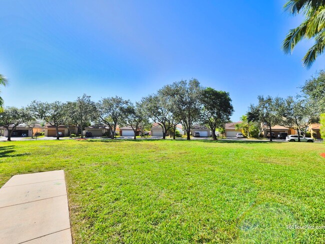 Building Photo - 1495 Estancia Cir