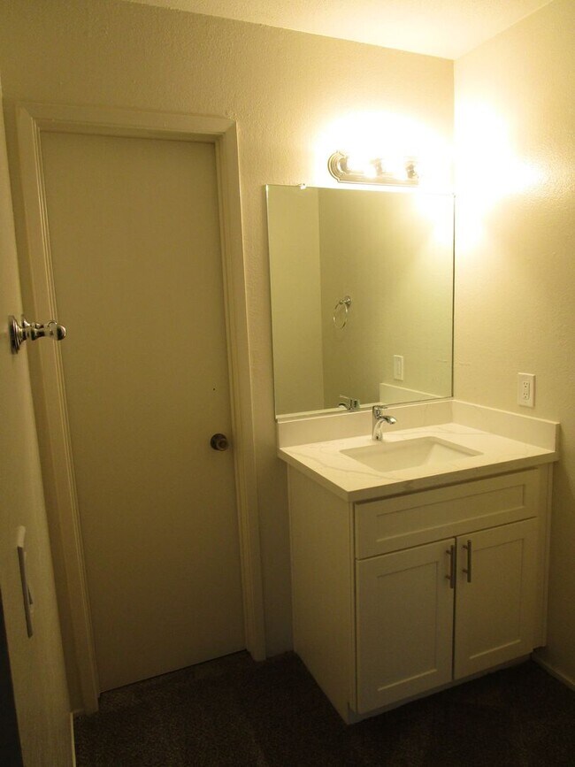 Building Photo - 184 Woodbury Cir