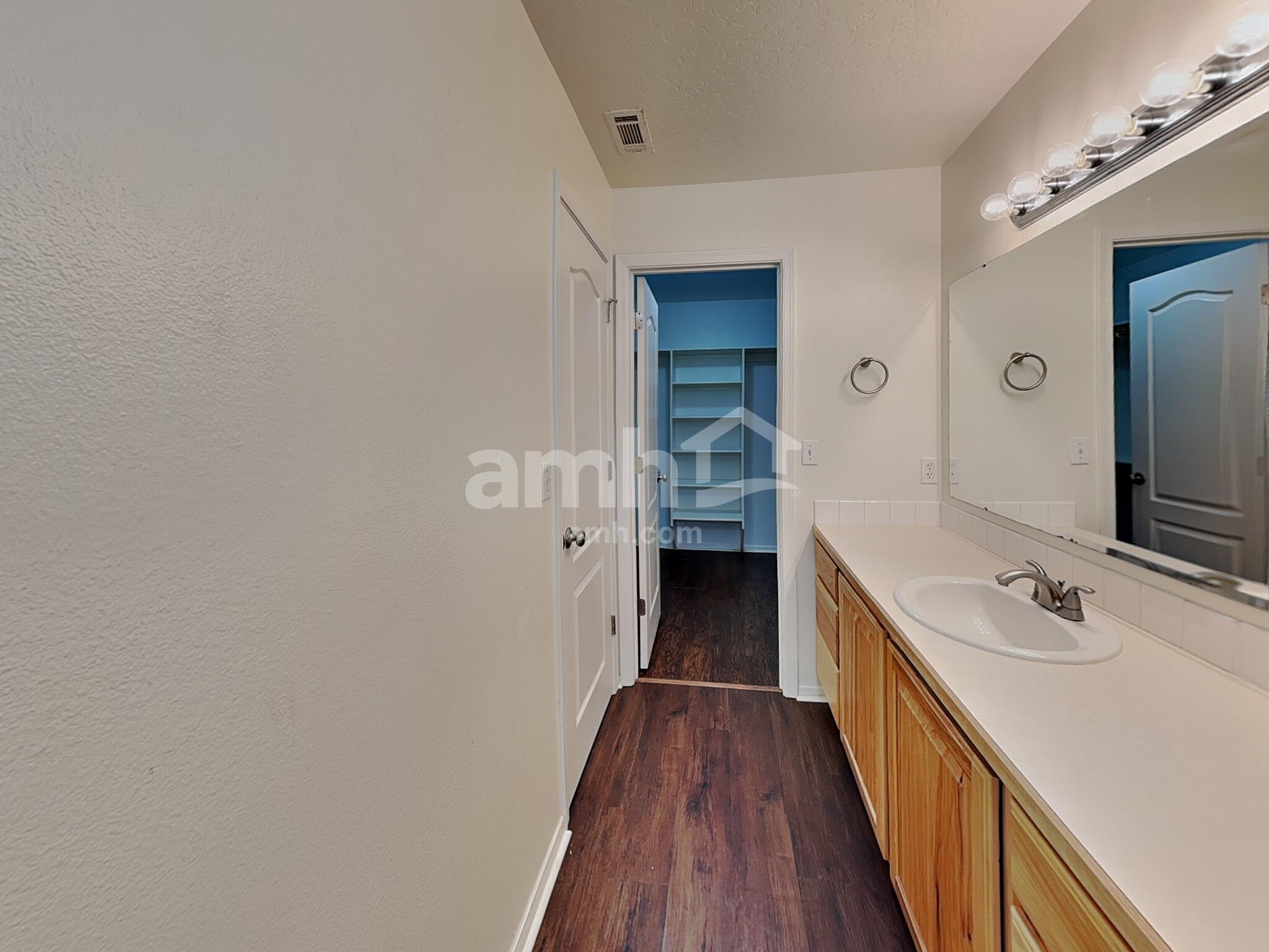 Building Photo - 410 S Saddlerock Ave