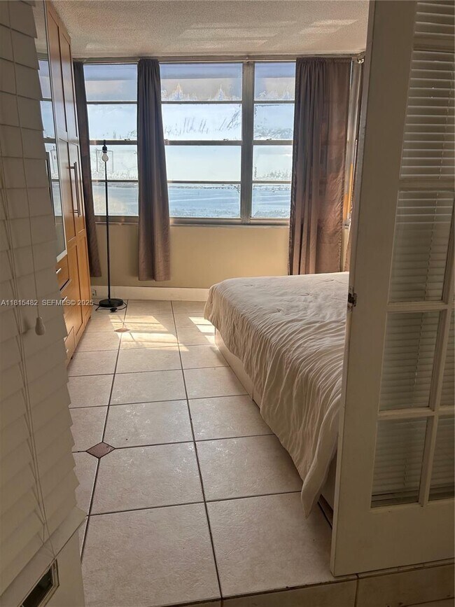 Building Photo - 801 Brickell Bay Dr