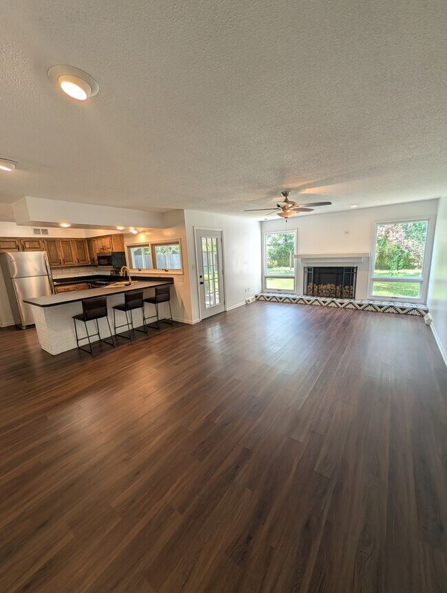 Building Photo - 3 Bedroom Home - Walking distance to Fairview Elementary - Desirable Location!