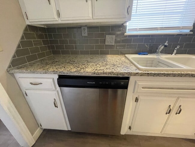 Building Photo - 2 Bed Duplex OKC- Move in Deposit-Free! (If Qualified)