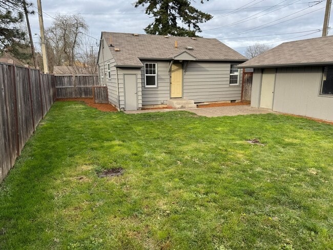 Building Photo - Updated 2 bedroom 1 bath house in Eugene!
