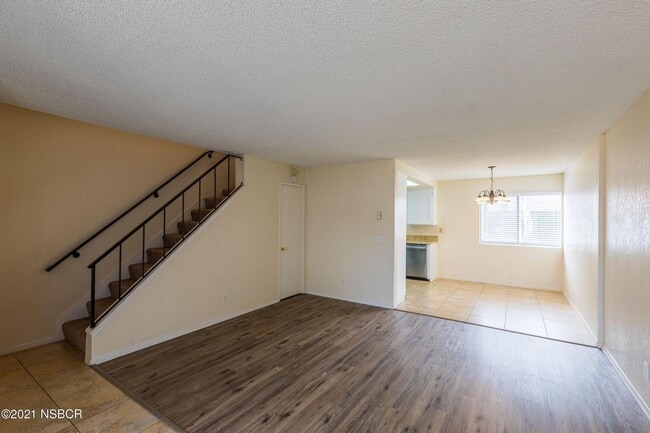 Building Photo - Updated One Bedroom Townhome in Convenient Location!