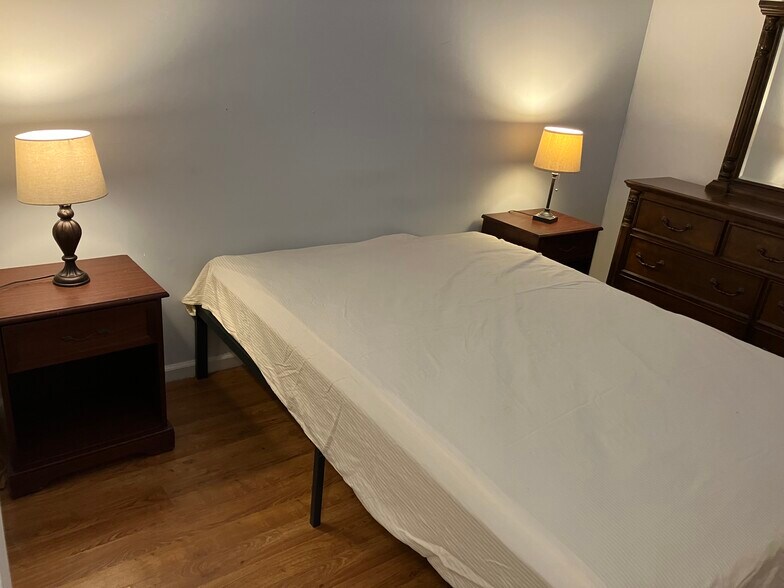 Building Photo - 18 Century St