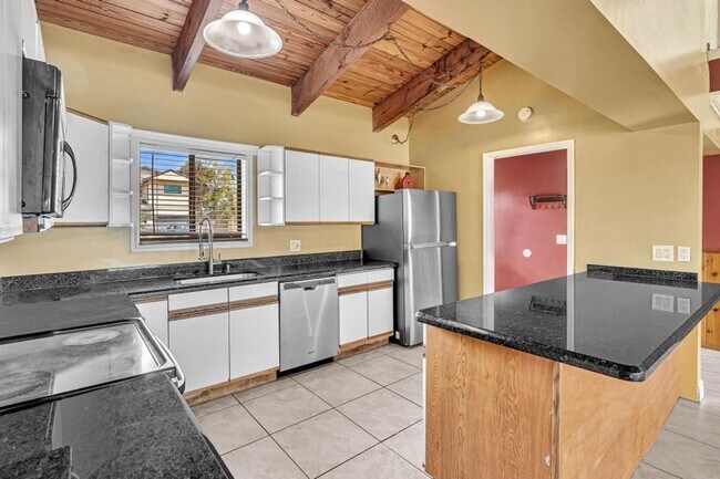 Building Photo - Beautiful 3 bedroom 2 bathroom Home in heart of  Delray Beach