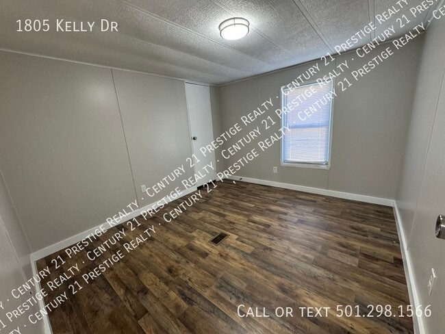 Building Photo - 1805 Kelly Dr