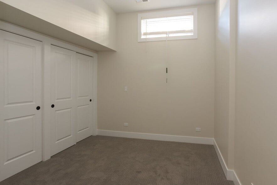 Building Photo - 1405 W Belden Ave