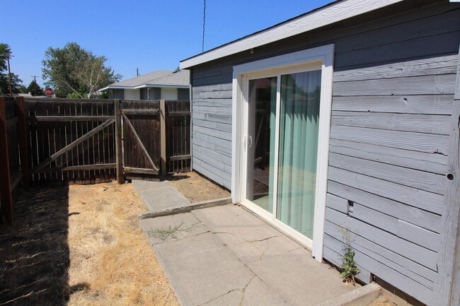 Building Photo - East Kennewick Stand-Alone Studio Apartment
