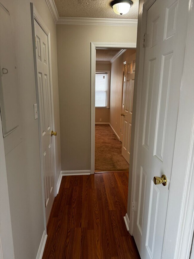 Building Photo - 4 Bedroom 2.5 Bath Home