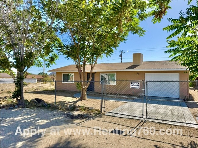Building Photo - 2 Bed 1 Bath Home with Fenced Yard & Finis...