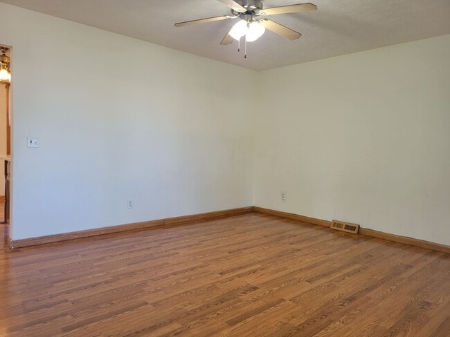 Building Photo - Your Dream Home Awaits: Spacious 4 Bed/2 B...