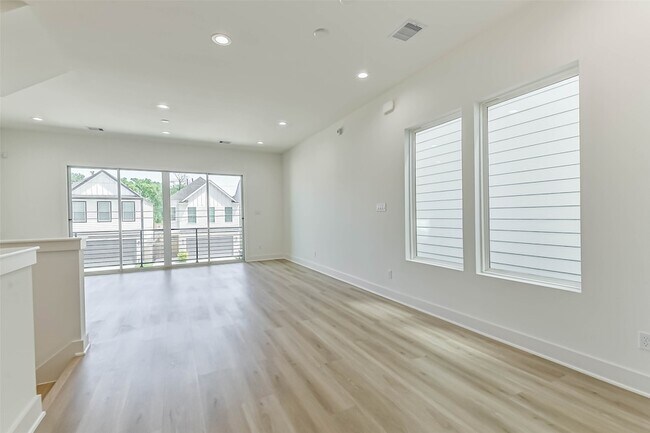 Building Photo - 5703 Balbo St