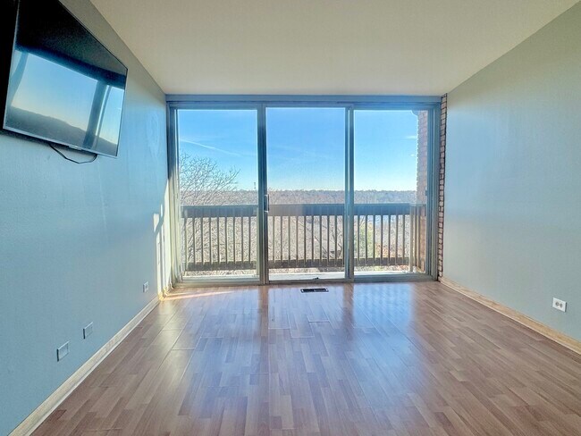 Building Photo - 5600 Hillcrest Ln