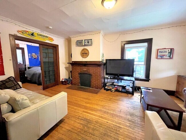 Building Photo - 30 Lathrop St
