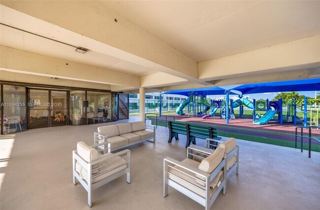 Building Photo - 1800 NE 114th St