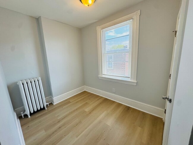 Building Photo - Renovated 3bd/1bth House with Rear yard!! ...