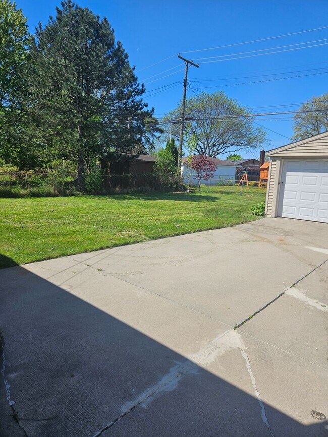 Building Photo - 27261 Woodmont St