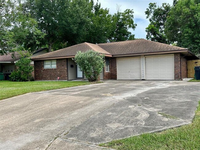 Building Photo - 530 Edgebrook Dr