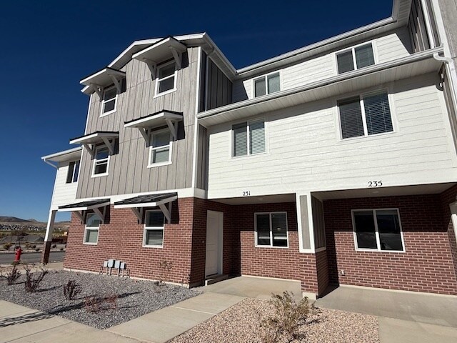 Primary Photo - 231 N Halford Ave