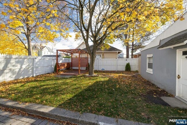 Building Photo - 79 Lincoln Ave