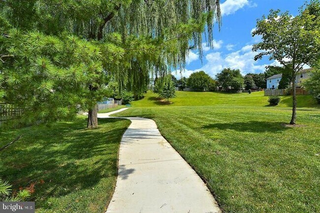 Building Photo - 1656 Woodtree Ct E