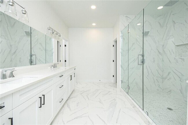 Building Photo - 3604 Pineview Cir NW