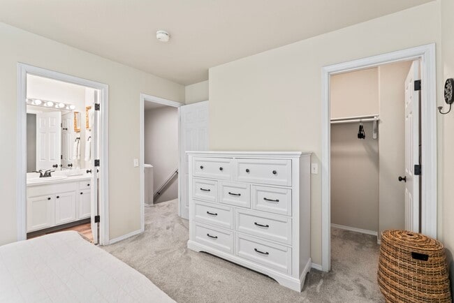 Building Photo - 9101 Lakehurst Dr