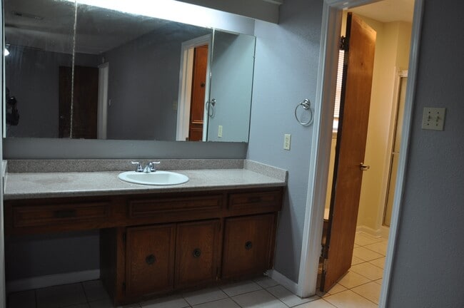 Building Photo - 16454 Hickory Knoll Dr