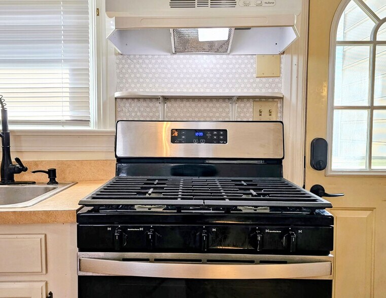 Building Photo - 2050 State St