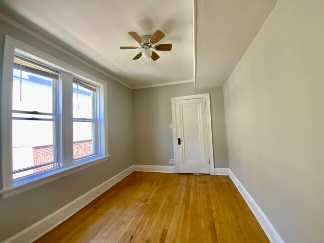 Building Photo - 5511 W Diversey Ave