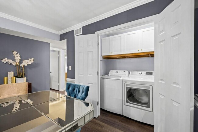 Building Photo - 6851 Roswell Rd