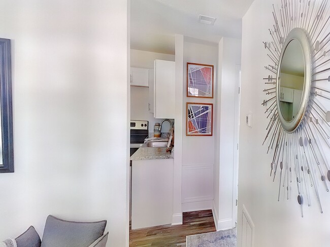 Building Photo - "Experience Urban Living at its Finest at The Flats at 2200!/"¡Experimenta la Vida Urbana en su M...