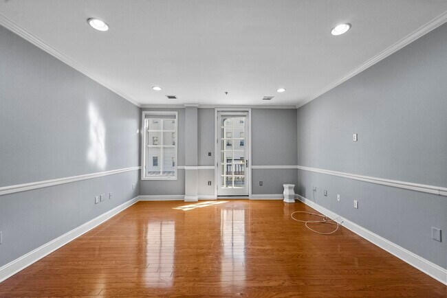 Building Photo - 727 Monroe St