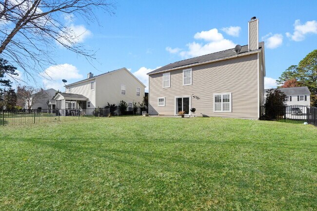 Building Photo - 3 Bedroom 2.5 bath home with 2 car garage located in Shadow Moss