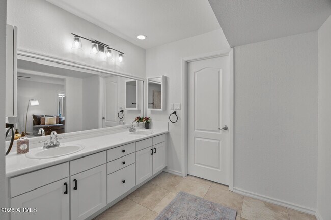 Building Photo - 8649 N Willowrain Ct