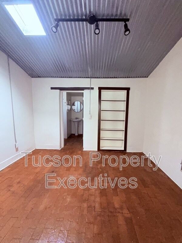 Building Photo - 343 S Convent Ave