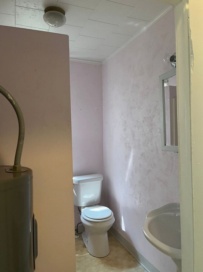 Building Photo - Nice 2 Bedroom 1 bath home