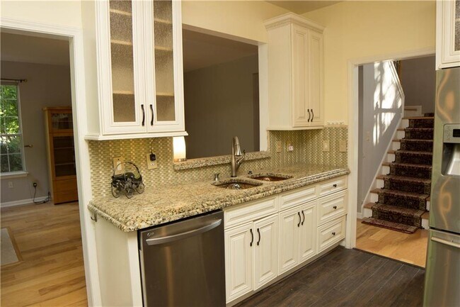 Building Photo - 5025 Baywood Dr