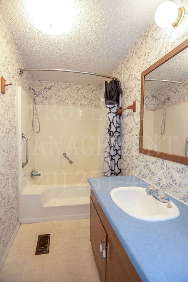 Building Photo - 2-Bed 2-Bath