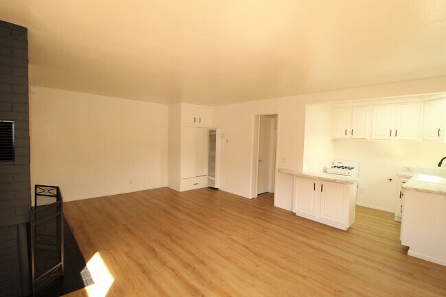 Building Photo - Midtown Ventura Studio with Great Amenities!