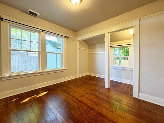 Building Photo - 1100 W 4th Ave