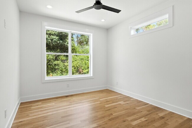 Building Photo - "Spacious 4-Bed, 4-Bath Gem in Nashville -...