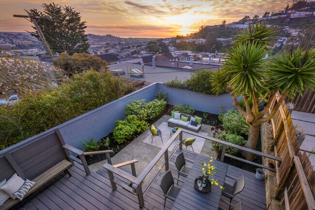 Building Photo - 724 Teresita Blvd